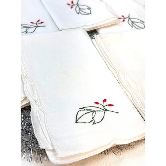 Six Christmas Holly Berry Dinner Napkins Cotton White Scalloped Border Vintage - Picture 2 of 7